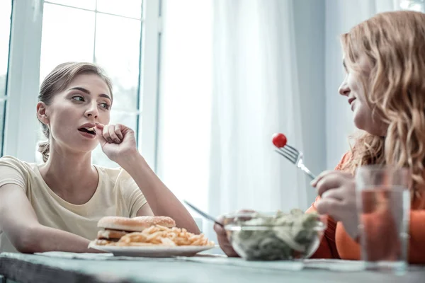 Atento rubia hembra estar en todos los oídos — Foto de Stock