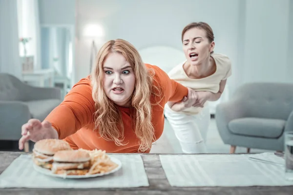 Louco gordo fêmea pessoa pegando hambúrguer macio — Fotografia de Stock