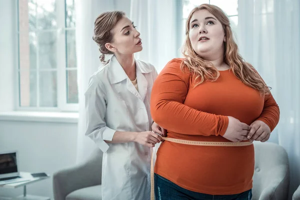 Veselá, osamělá žena, navštěvující svého profesionálního dieticiana — Stock fotografie