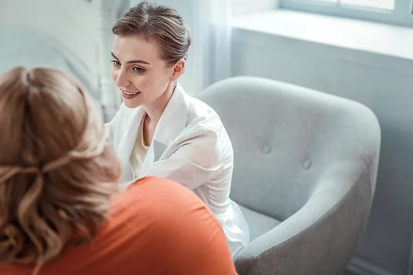 Vrolijke diëtist Consulting haar jonge vrouwelijke bezoeker — Stockfoto