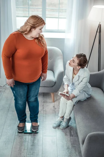 Joyeuse fille aux cheveux longs parlant à sa diététicienne — Photo