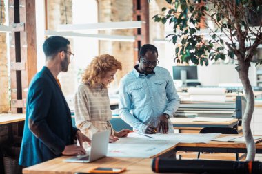İç tasarımcılar yeni proje hakkında beyin fırtınası olan
