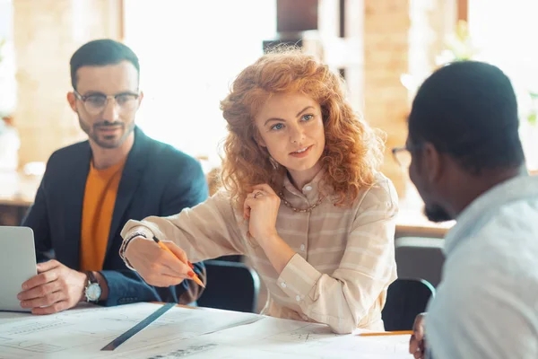 Hermosa diseñadora de interiores pelirroja hablando con su jefe — Foto de Stock