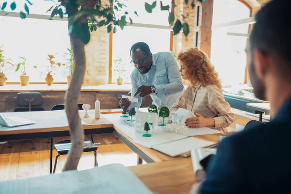 Donker gevild bebaarde interieur ontwerper werken met zijn team — Stockfoto