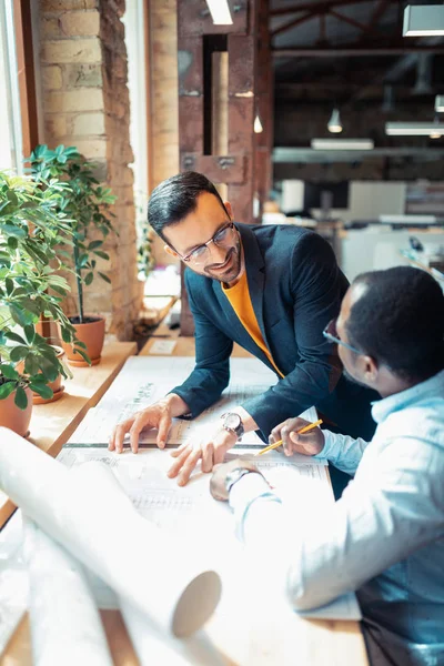 Interieurontwerpers die vrolijk aanvoelen terwijl ze samenwerken aan project — Stockfoto