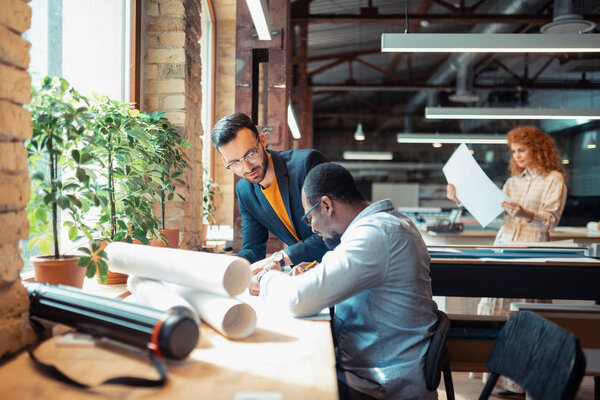 Команда дизайнеров интерьера работает над большим проектом все вместе
