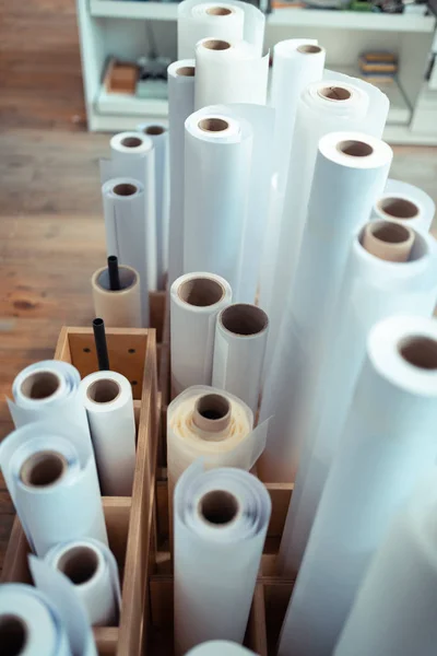 Rollos de papel para fabricar libros de pie en la caja de madera — Foto de Stock