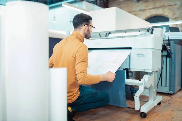 Diseñador de interiores barbudo con gafas proyecto de impresión — Foto de Stock