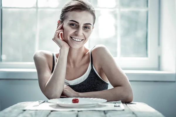 Приятно брюнетка женщина демонстрирует свою искреннюю улыбку — стоковое фото