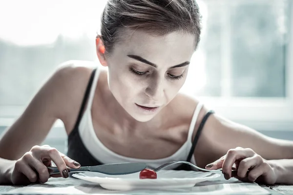 Grave ragazza malata di essere sulla dieta rigorosa — Foto Stock