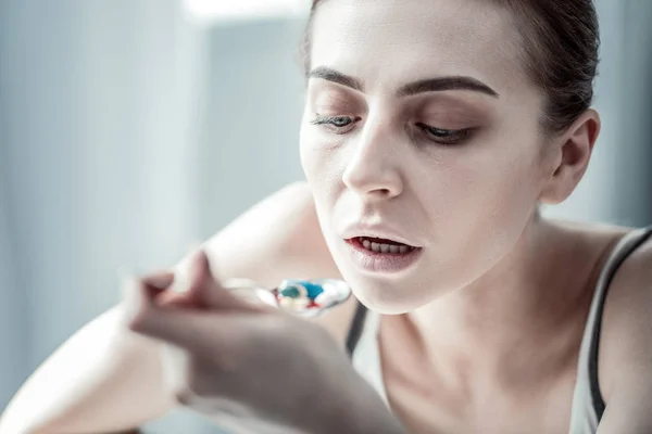 약을 복용 하는 아픈 여자의 초상화 — 스톡 사진