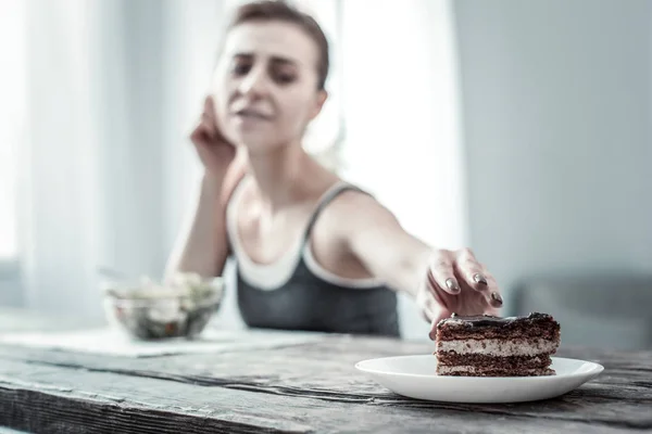 Foto focada na mão feminina que tomar a sobremesa — Fotografia de Stock