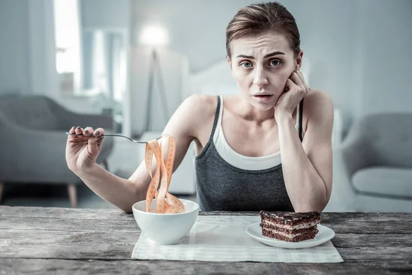 Ernsthafte junge Frau blickt direkt in die Kamera — Stockfoto