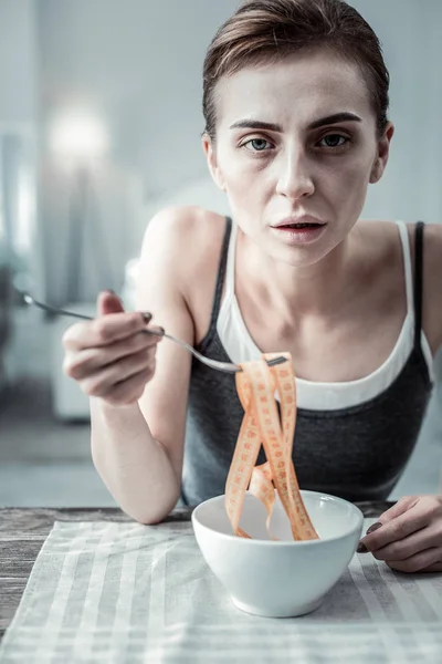 Mujer joven seria mirando directamente a la cámara — Foto de Stock