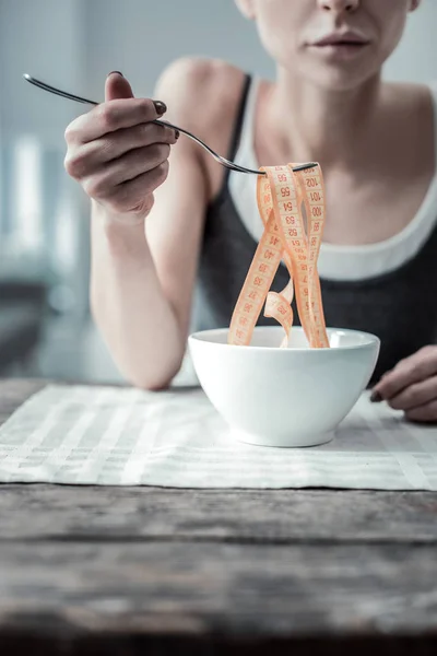 Gerichte foto op vrouwelijke hand die het verhogen van de vork — Stockfoto