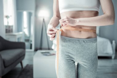 Bel ölçen kadın ellerinin yakınlığı