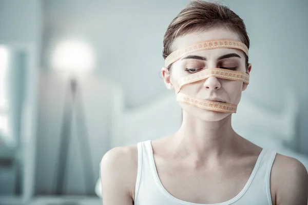 Close-up van depressief vrouwtje dat naar beneden kijkt — Stockfoto