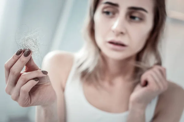 Nahaufnahme der weiblichen Hand, die schlechtes Haar hält — Stockfoto