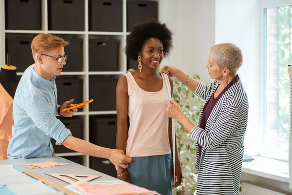 Modelo de pie en compañía de los diseñadores de moda — Foto de Stock