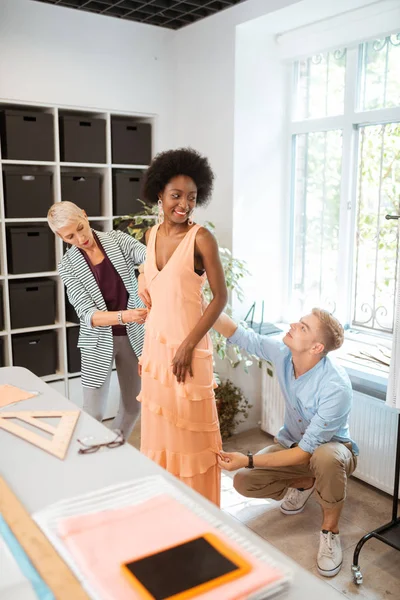 Delgado hermosa joven mujer sonriendo y mirando hacia otro lado — Foto de Stock