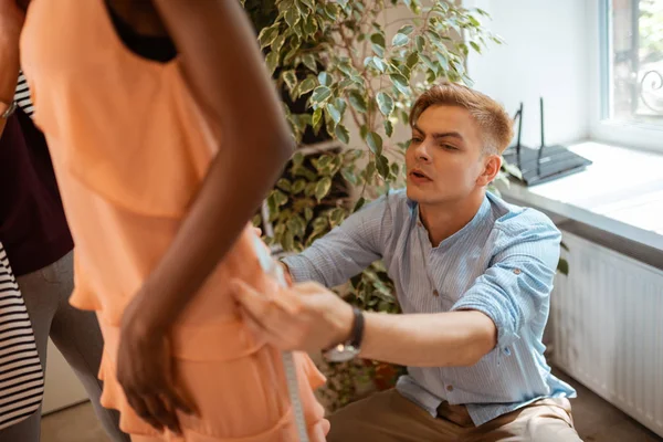 Diseñador de moda ajustando el vestido en el modelo — Foto de Stock