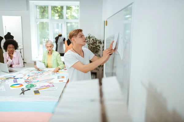 Serieuze man die een schets op het whiteboard vastmaken — Stockfoto