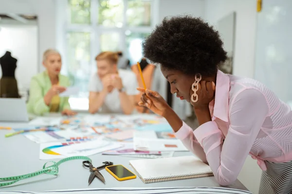 Giovane designer femminile che tiene una matita in mano — Foto Stock