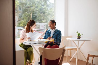 Sınavdan bahsederken gülümseyen gençlerden memnun