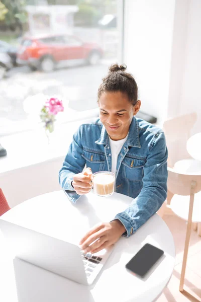 Gai mâle personne passer la matinée dans café — Photo