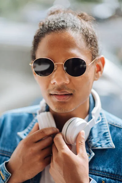 Handsome international male person posing on camera — Stock Photo, Image