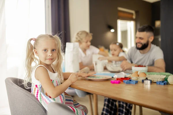 Glad positiv trevlig tjej tittar på dig — Stockfoto