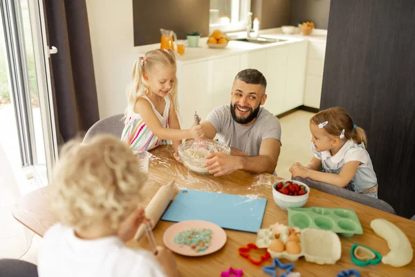 Encantado positivo crianças se divertindo na cozinha — Fotografia de Stock