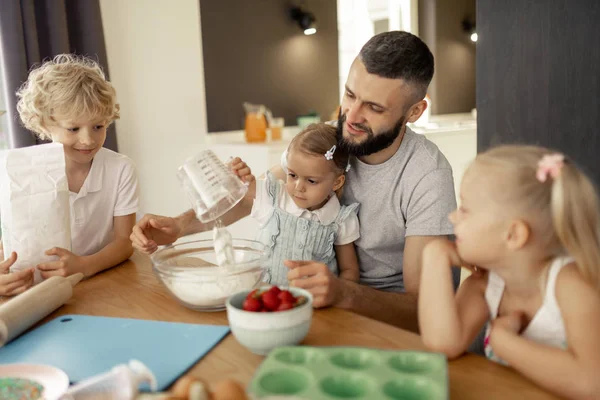 Nettes süßes Mädchen sitzt auf dem Schoß ihres Vaters — Stockfoto