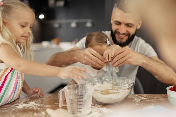 Feliz familia positiva preparando una tortilla juntos — Foto de Stock