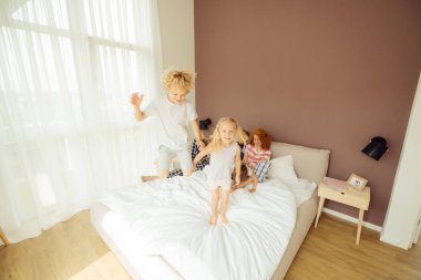 Güzel pozitif çocuk kız kardeşi ile atlama