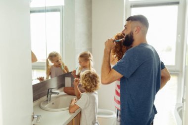 Güzel sakallı adam ağzına bir diş fırçası koyarak