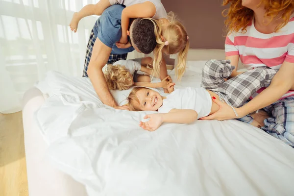 Verrukt gelukkig kind liggend op het bed — Stockfoto