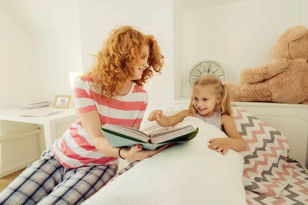 Aangename mooie vrouw met een boek met sprookjes — Stockfoto