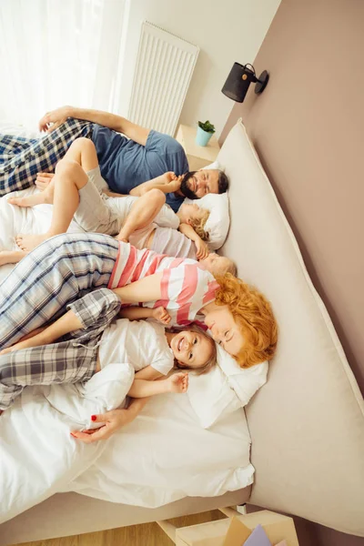 Vista superior de una familia feliz en la cama — Foto de Stock