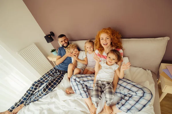 Pozitivní radostná rodina užívající si spolu čas — Stock fotografie