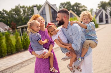 Pozitif güzel ebeveynler çocuklarına bakıyor