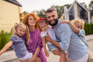 Güzel pozitif mutlu aile size bakıyor