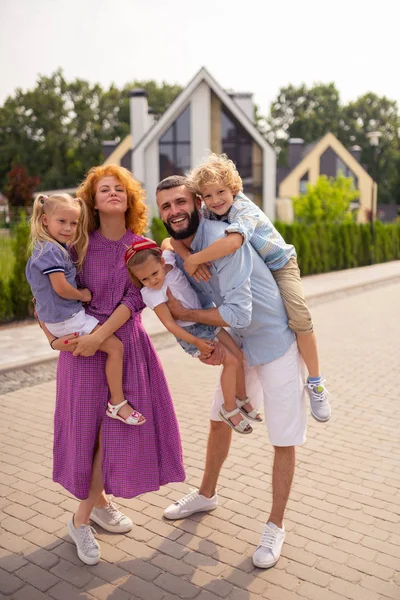 Positivt nöjd familj stående på gatan — Stockfoto