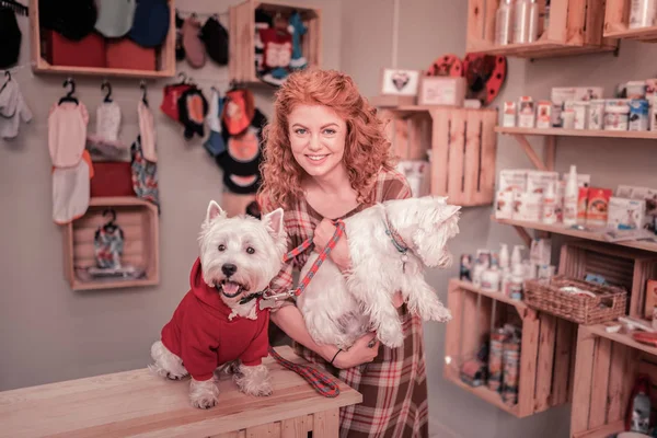 Mujer sintiéndose extremadamente feliz pasando tiempo con perros —  Fotos de Stock