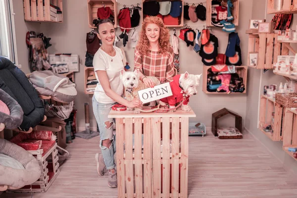 Dos mujeres se sienten felices al abrir su propia tienda para mascotas —  Fotos de Stock