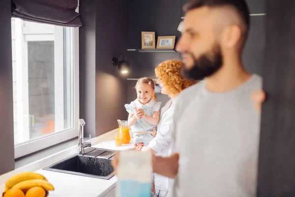 Entzückte süße Mädchen wird von ihrer Mutter gehalten — Stockfoto