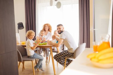 Mutlu mutlu güzel aile size bakarak