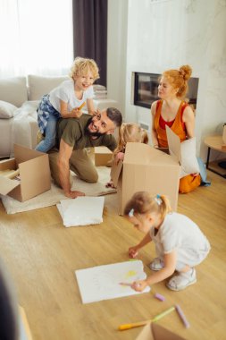 Onun çizim yanında duran Pretty sevimli kız