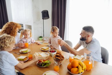 Neşeli mutlu kız meyve suyu bir bardak alarak