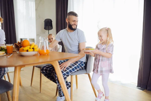 Lycklig söt flicka som håller en tallrik med smörgås — Stockfoto